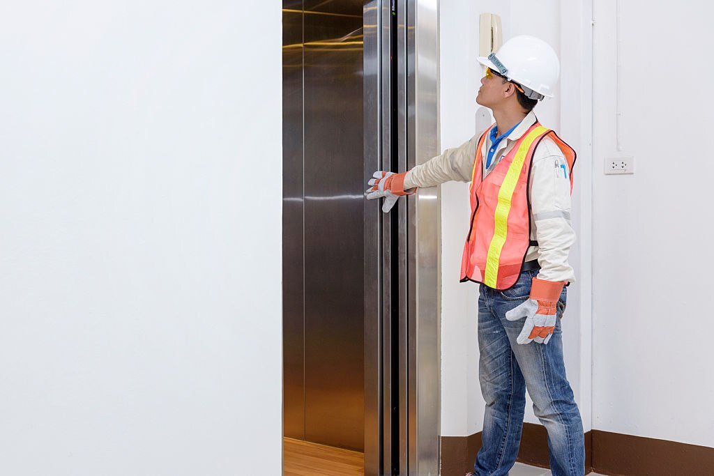 Technician – Engineer investigate work adjustment mechanism lifts the elevator. Technician - Engineer investigate work adjustment mechanism lifts the elevator.